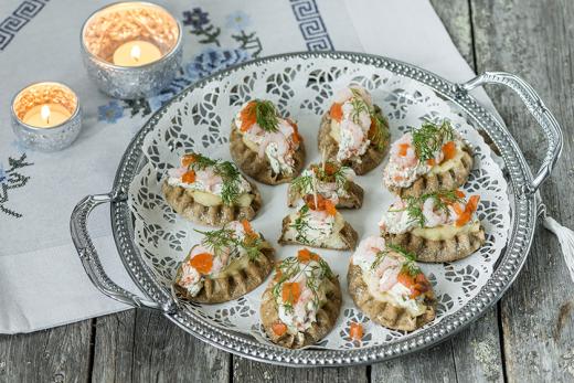 Kylmäsavulohitäytteiset cocktailpiirakat