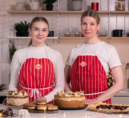 Someleipurit Pihla ja Anna punaisissa essuissa keittiössä finaalileivonnaisten ääressä.
