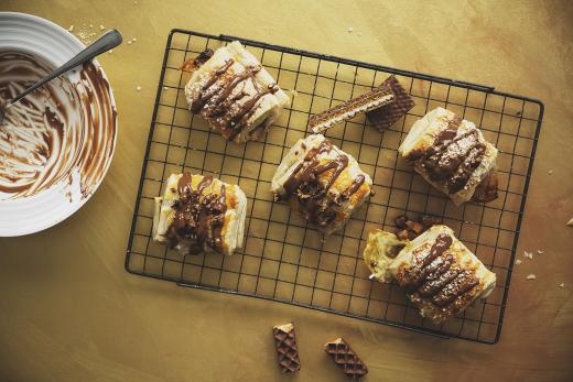 Överisuklaiset lehtitaikinaleivonnaiset