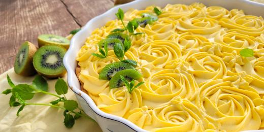 Rahkapiirakka kiivillä ja mangolla