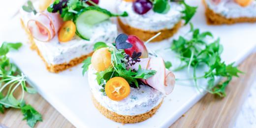 Hyydytetty voileipäkakku korppujauhopohjalla