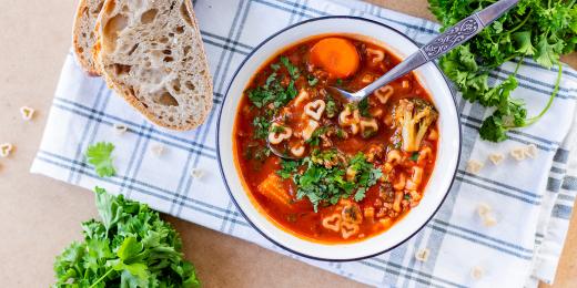 Tomaattinen jauhelihakeitto pastalla