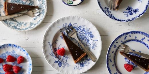 Tuplasuklaapiirakka cookietaikinasta