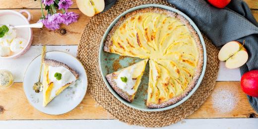 Omenapiirakka kermaviilitäytteellä