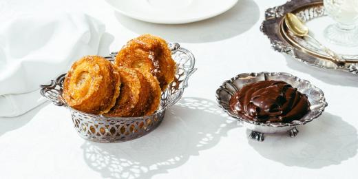 Karamellisoitu kanelikierre suklaaganachella