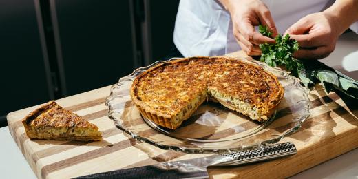 Juustoinen parsa-sieni kasvispiirakka