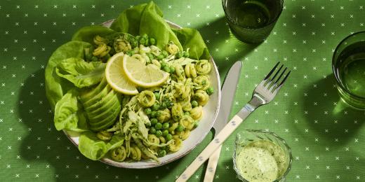 Annos Green Goddess-pastasalaattia lautasella pöydällä
