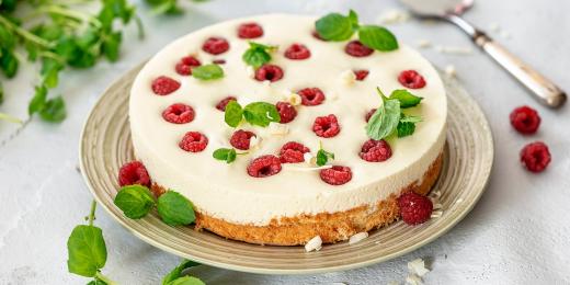 vadelmainen valkosuklaakakku