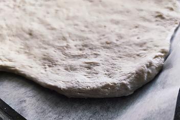 Kaurainen pizzapohja itseleivottu