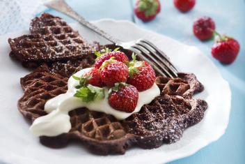 Suklaavohvelit mansikoilla