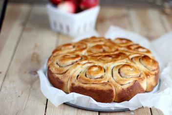 Bostonkakku kaneli-omenatäytteellä