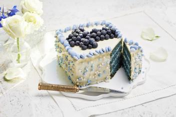 Kuvassa Itsenäisyyspäivän kakku Blue Velvet