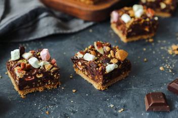 Kuvassa bloggarimme Arja-Elina Laineen tekemä Suklainen piparimurulevy