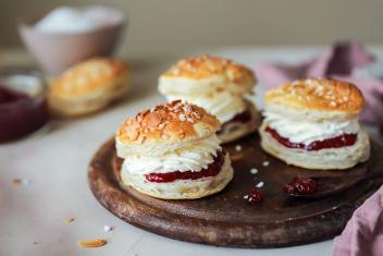 Kuvassa Laskiaisen lehtevät tortut