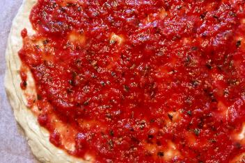Tomaattikastiketta pizzapohjalla