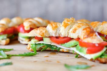 Kuvassa Croissant Club Sandwichit