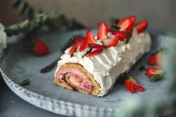 Kuvassa Kaurainen mansikkakääretorttu