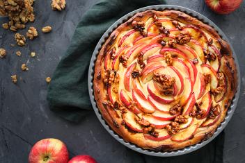 Kinuskinen omenapiirakka hunajapähkinöillä