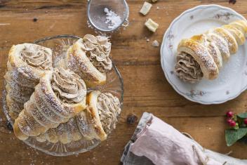 Luumumoussella täytetyt torttutuutit