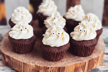 Pihlan suklaiset kummituskuppikakut vadelmayllätyksellä (halloween)