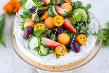 Hyydytetty voileipäkakku korppujauhopohjalla