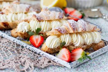 Keväiset sitruunacroissantit