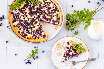 Helppo mustikkapiirakka sitruunarahkalla