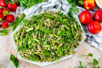 Vihreä pastasalaatti juhliin