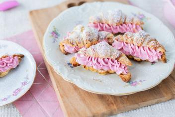 Croissantit marjarahkatäytteellä