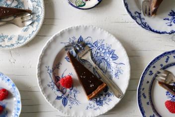 Tuplasuklaapiirakka cookietaikinasta