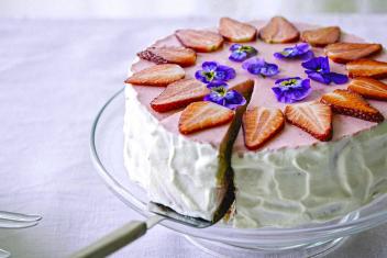 Myllyn Parhaan mansikka-Biscoff-täytekakku