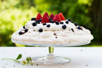 Pavlova Suklaacrunchylla ja kesämarjoilla