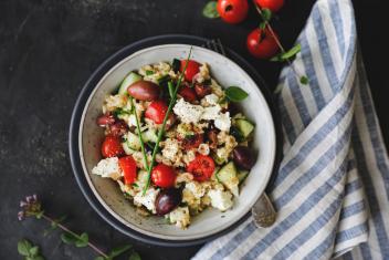 Suolainen lounaspuuro kreikkalaiseen tyyliin