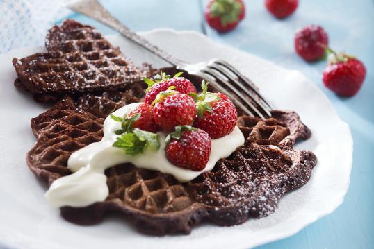 Suklaavohvelit mansikoilla