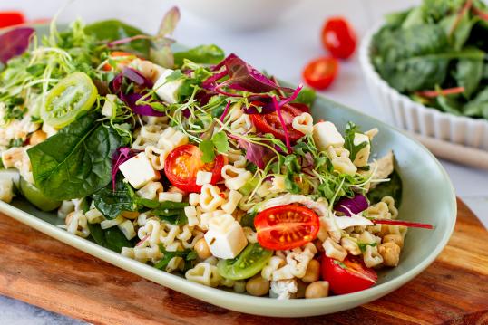 Broileri-pastasalaatti sydänpastalla