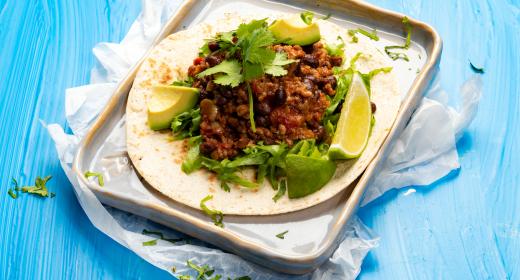 Mustapapu-jauhelihatortilla