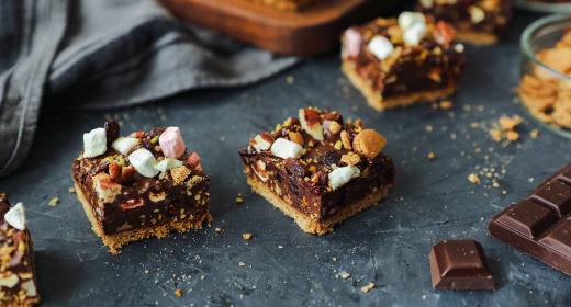 Kuvassa bloggarimme Arja-Elina Laineen tekemä Suklainen piparimurulevy