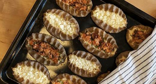 Kuvassa Lohi- ja fetakarjalanpiirakat