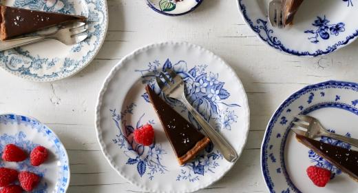 Tuplasuklaapiirakka cookietaikinasta