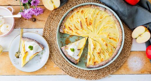 Omenapiirakka kermaviilitäytteellä