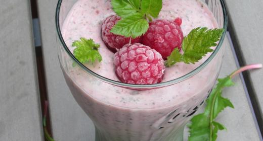 Kefiirismoothie luonnonyrtein ja marjoin