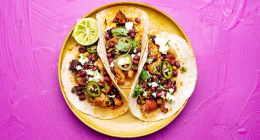 Savuisat kana-chorizotacot ja mustapapu-fetasalaatti