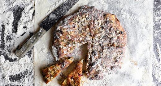 Vuohenjuusto-puolukkaleipä