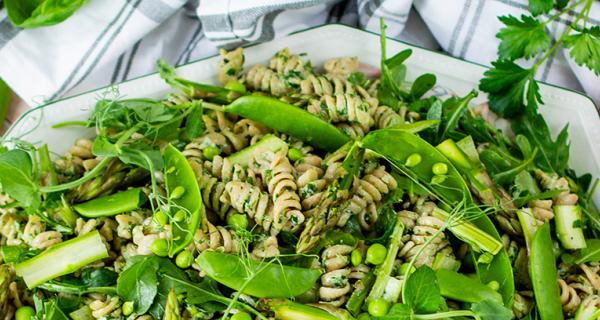 Vihreä pastasalaatti juhliin