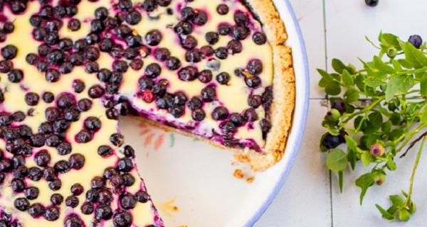 Helppo mustikkapiirakka sitruunarahkalla