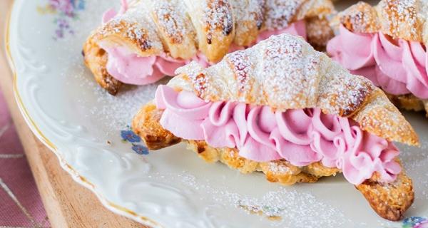 Marjarahkatäytteiset croissantit