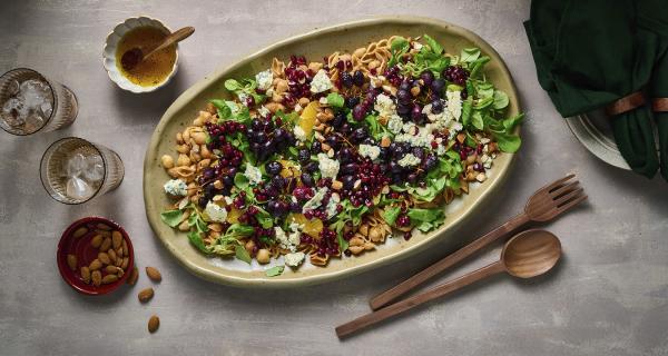 Vadillinen jouluista salaattia ylhäältä kuvattuna