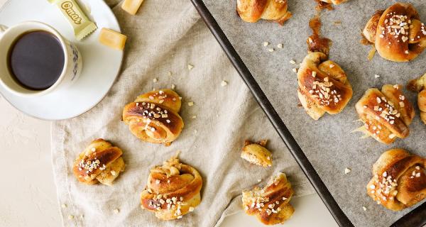 Pienet korvapuustit kermatoffeella