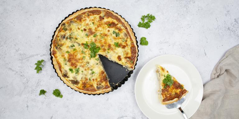 Juustoinen sienipiirakka