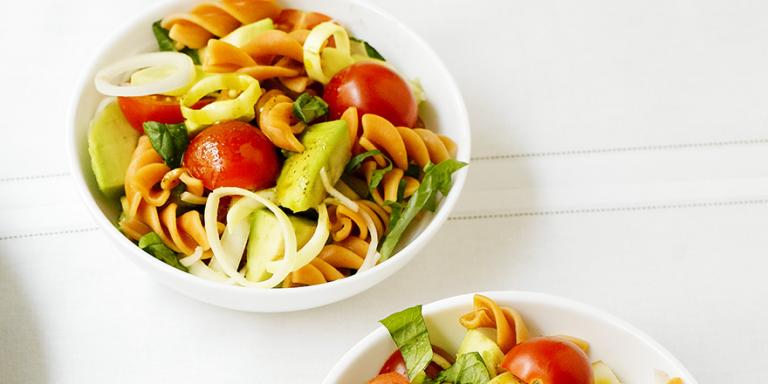 Pienissä valkoisissa annoskulhoissa pasta-kasvissalaatti